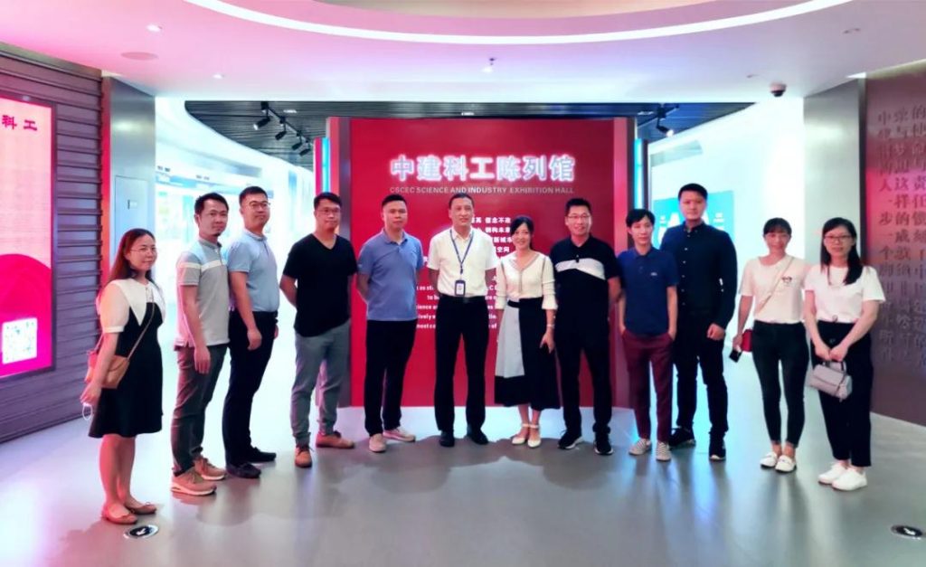 廣東工業(yè)設計城領(lǐng)導、深圳中國鋼結(jié)構(gòu)博物館館長、巖星領(lǐng)導合照