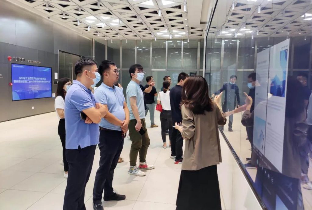 巖星專題 | 廣東工業(yè)設計城領(lǐng)導蒞臨深圳參觀深圳優(yōu)秀企業(yè)博物館插圖(13)