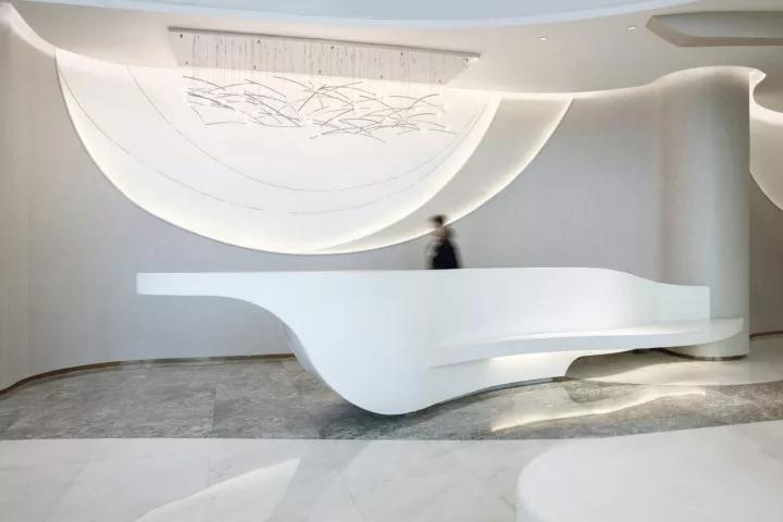 一個(gè)讓你仿若穿越時(shí)空的科技展廳，展示未來生活形態(tài)插圖